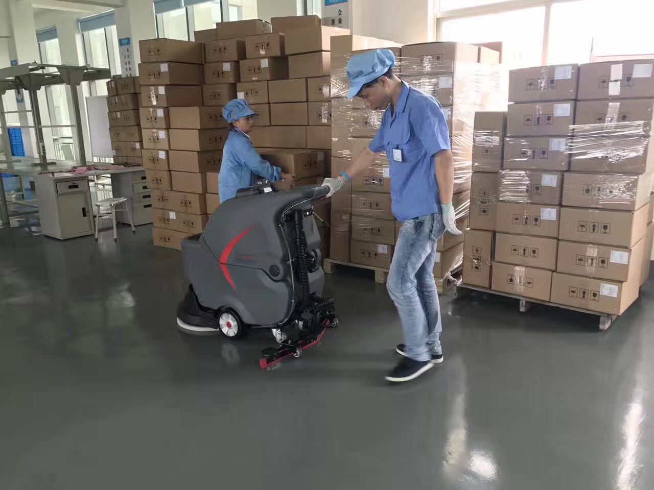 怎么購買(mǎi)選擇一臺好的手推式洗地機