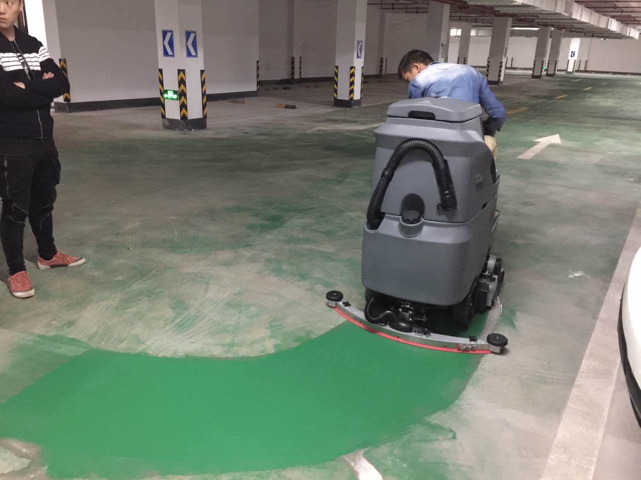 駕駛式洗地機，地下車(chē)庫清潔的得力助手