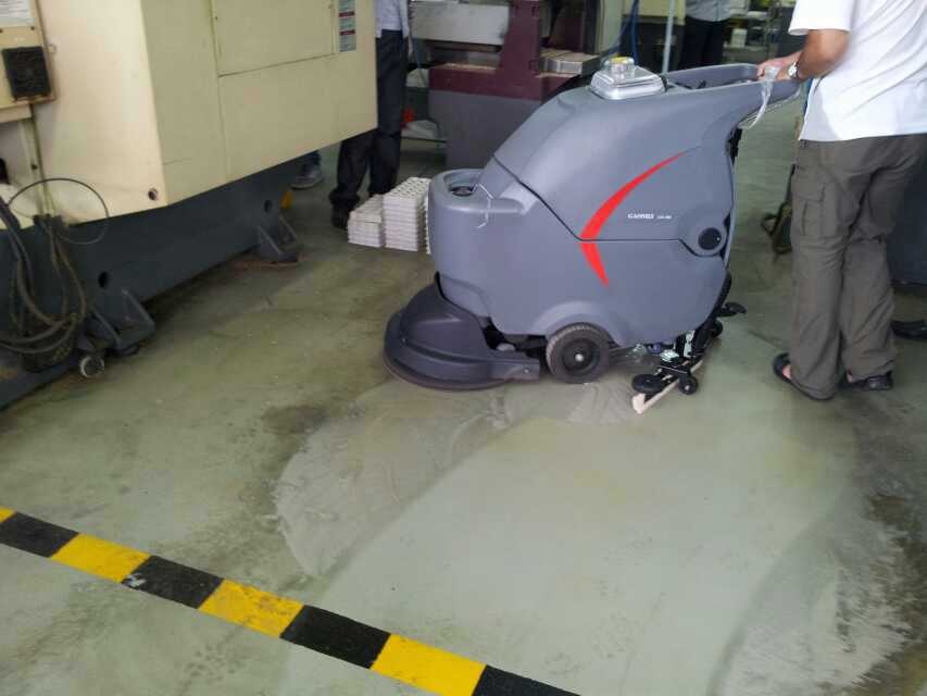 工業(yè)車(chē)間用全自動(dòng)洗地機好不好