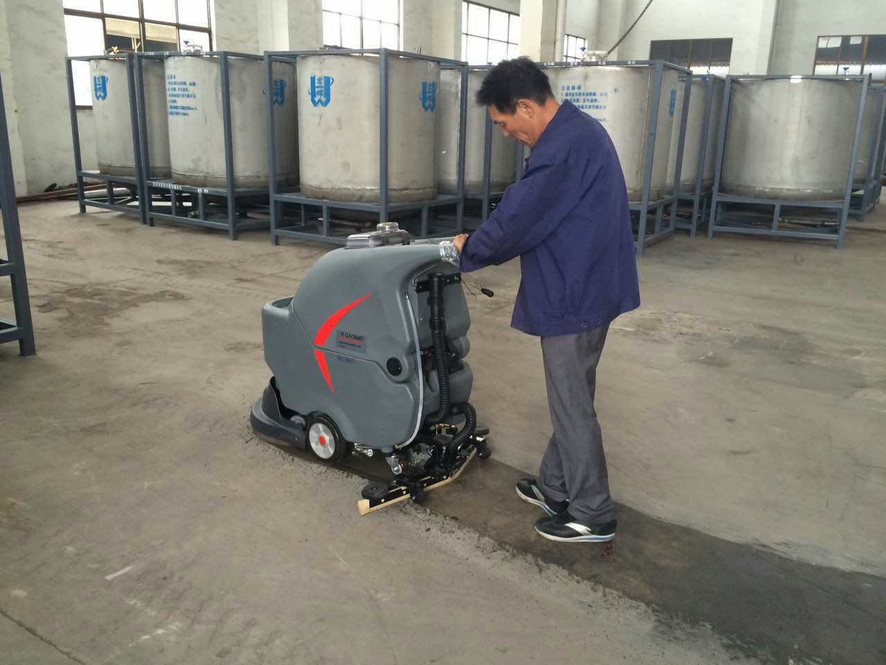 手推式洗地機清洗質(zhì)量不斷下降怎么辦？