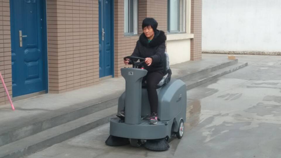 工廠(chǎng)使用駕駛式掃地機能省多少錢(qián)？