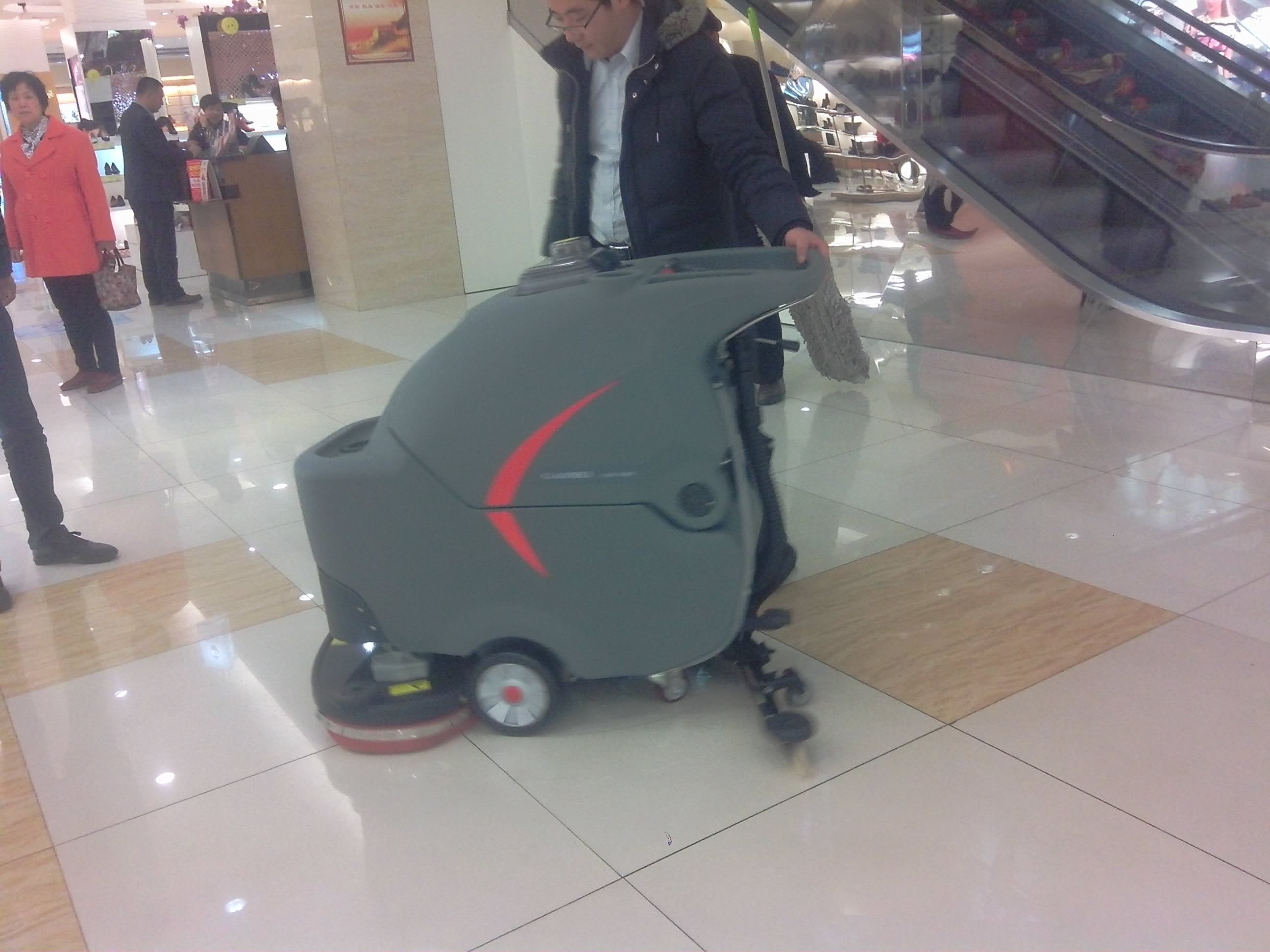 超市洗地機節約成本具體分析