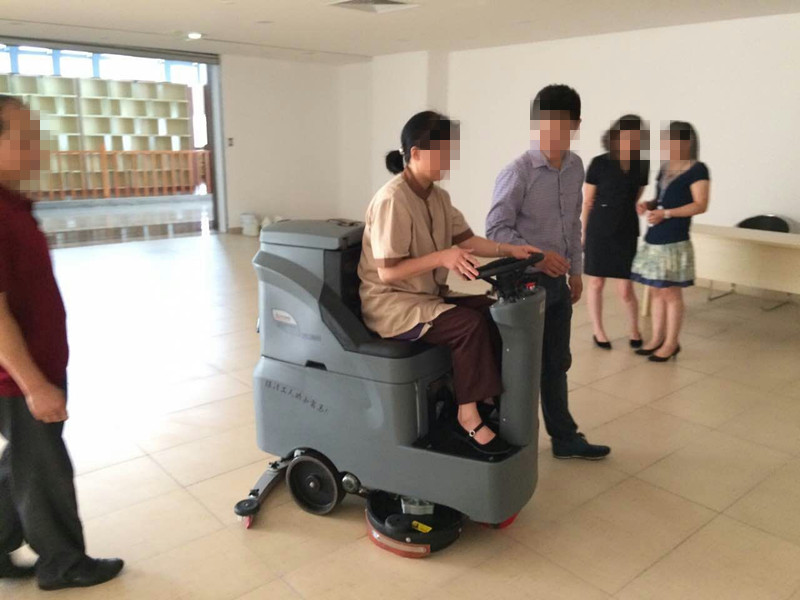 駕駛式洗地機，安全性高，效率高，噪音低，壽命長(cháng)