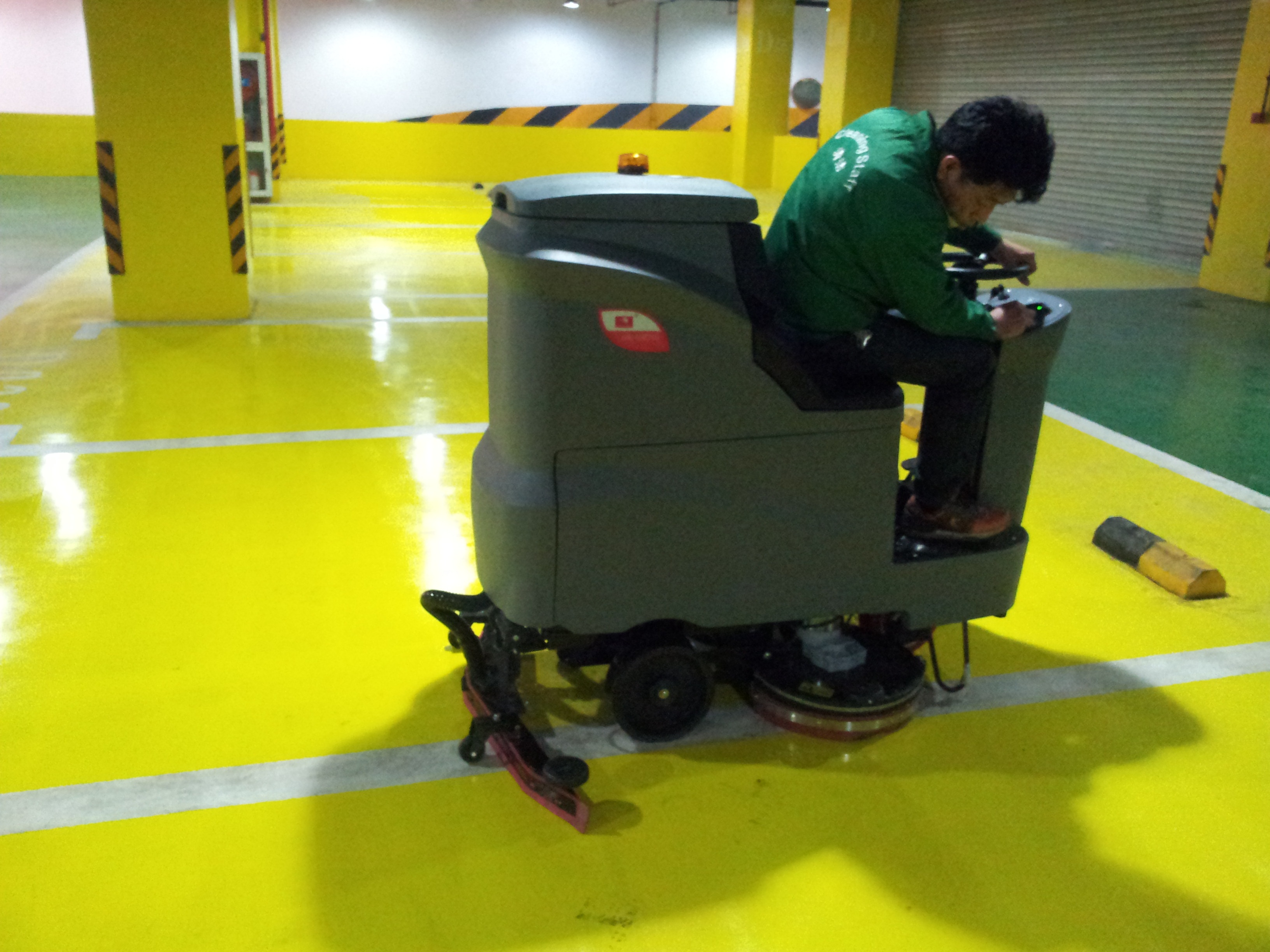 工廠(chǎng)車(chē)間地面油污清潔擦地機是首選