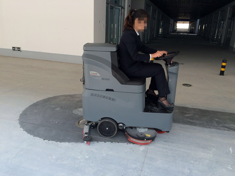 洗地機廠(chǎng)家為您解析洗地機所具備的優(yōu)勢