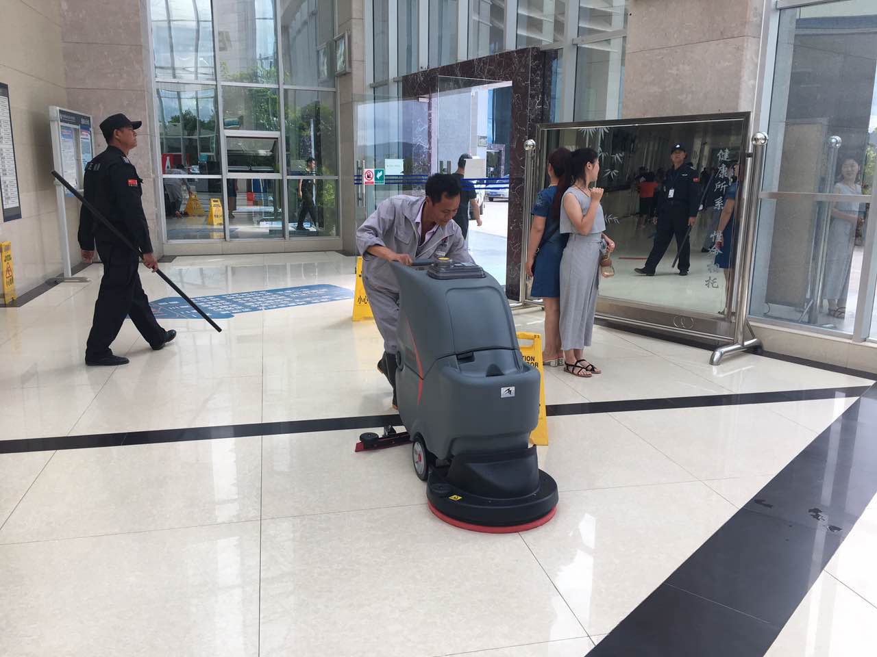 地鐵車(chē)站清潔可以用自動(dòng)洗地機嗎？