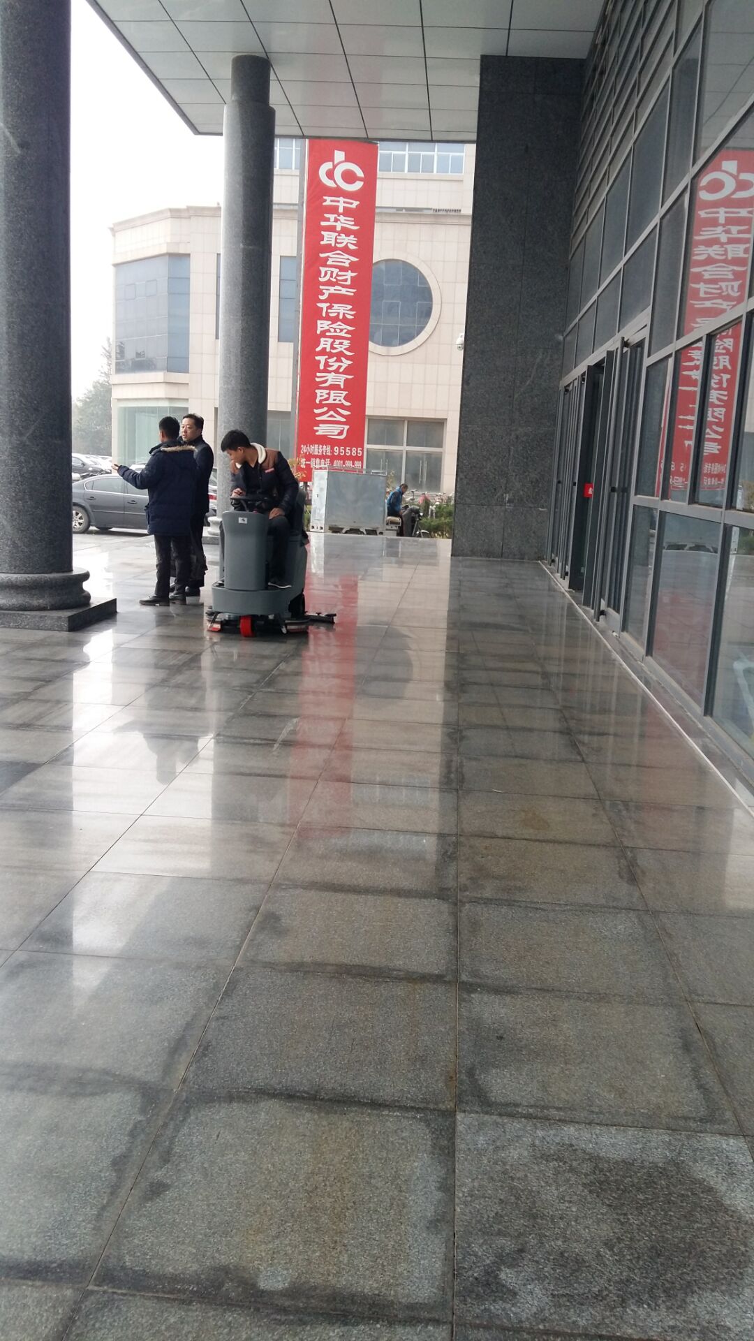 駕駛式洗地機充滿(mǎn)電能用多長(cháng)時(shí)間？真的沒(méi)那么簡(jiǎn)單