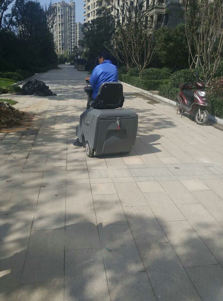駕駛式掃地機有哪些優(yōu)勢？駕駛式掃地機使用有哪些技巧？