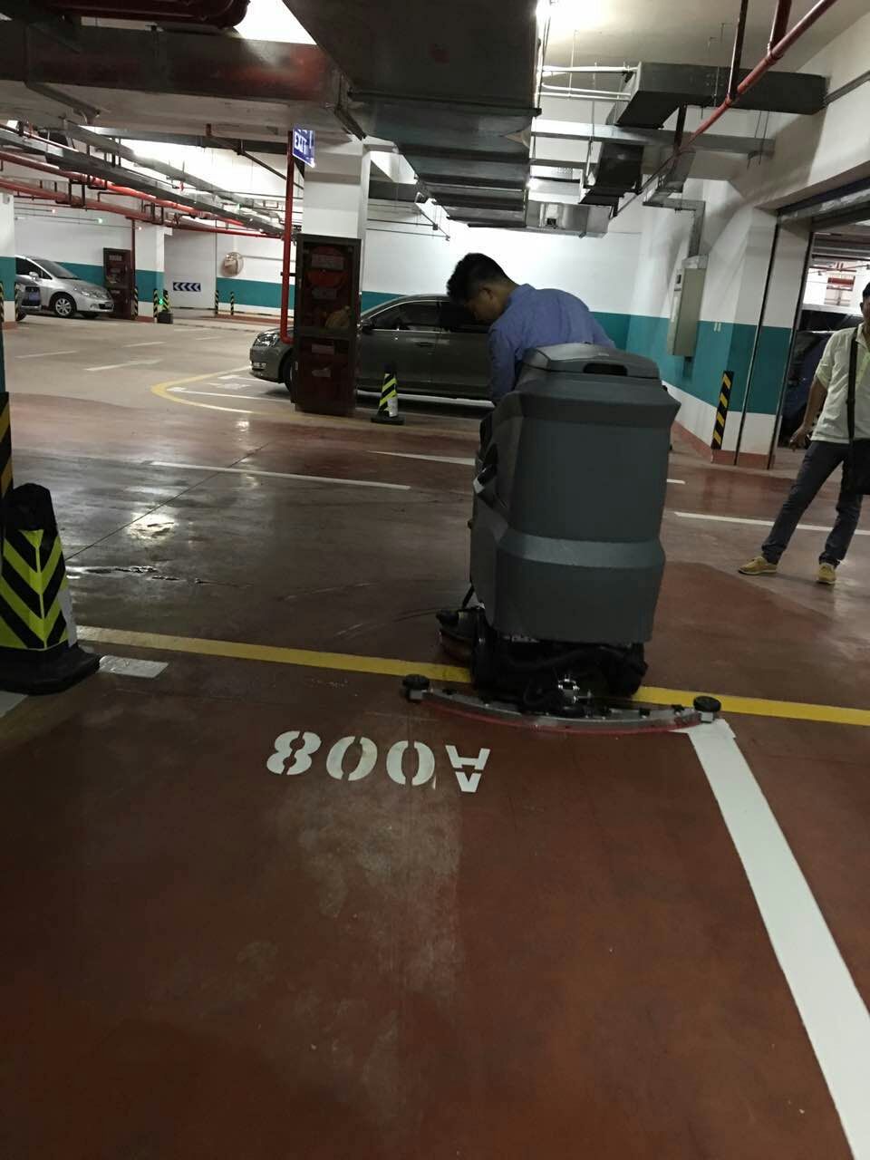 停車(chē)場(chǎng)地面清洗對于洗地機的設備要求