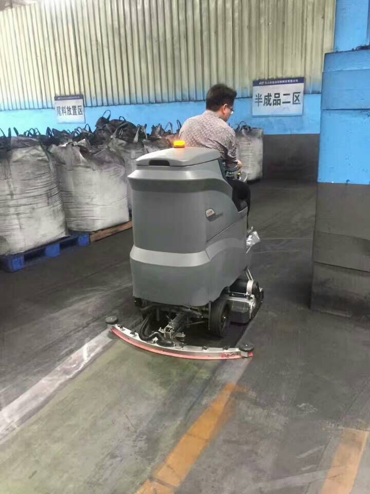 駕駛式洗地車(chē)開(kāi)啟開(kāi)車(chē)做保潔時(shí)代！