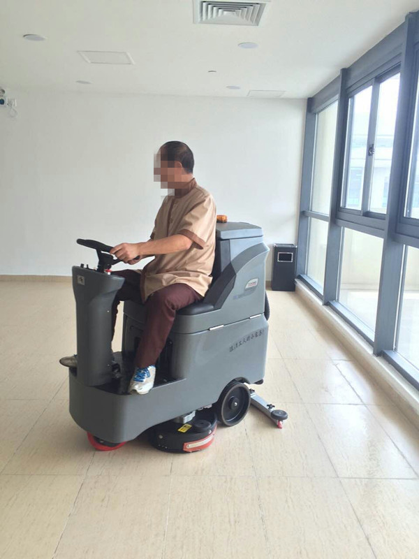 駕駛式洗地機成大型地下停車(chē)場(chǎng)清洗必備武器