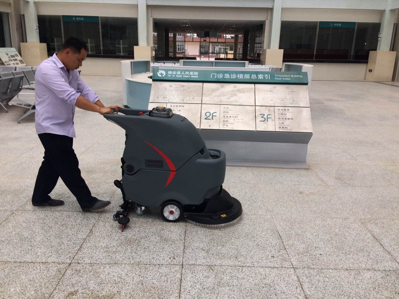選擇洗地吸水機時(shí)應考慮哪些因素？