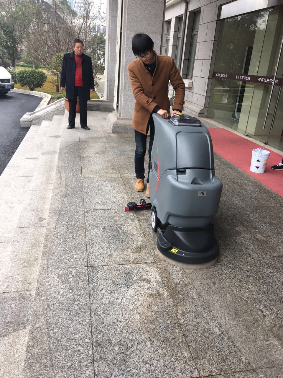全自動(dòng)洗地機能解決企業(yè)什么問(wèn)題？