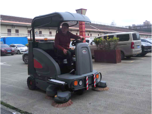 工廠(chǎng)自動(dòng)掃地機的優(yōu)勢及特點(diǎn)